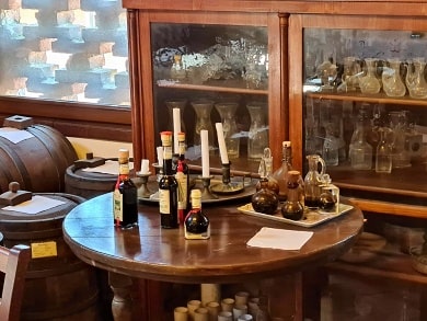 Při prohlídce Acetaia Leonardi se střídá současnost z historií